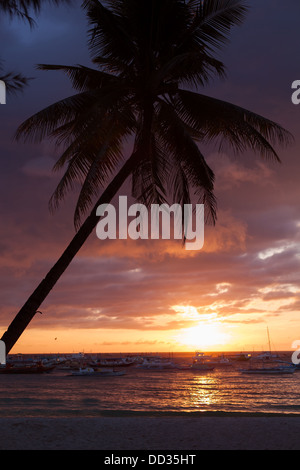 Coucher du soleil orange sur l'île de Boracay, Philippines Banque D'Images