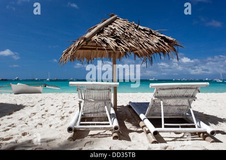 Parasol avec chaise longues on tropical beach, Boracay, Philippines Banque D'Images