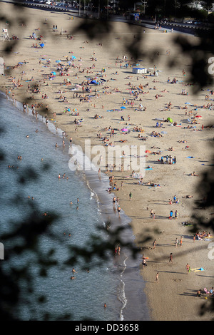 Foule d'été sur la plage à Hondarribia, Espagne du nord Banque D'Images