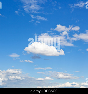 Cumulus moelleux dans le ciel bleu sous les stratus Banque D'Images