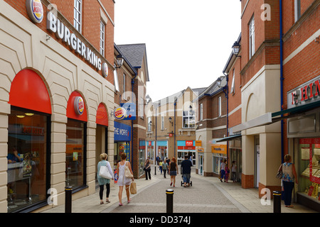 Shoppers marche à travers le centre-ville de Chesterfield uk Banque D'Images