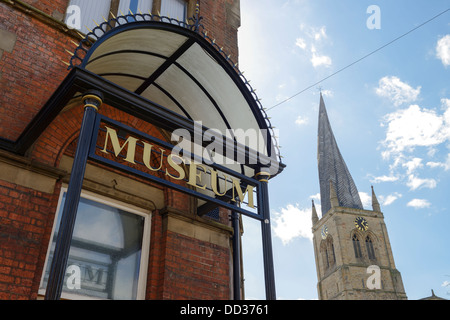 Chesterfield, musée et galerie d'art avec l'église St Mary spire dans l'arrière-plan UK Banque D'Images