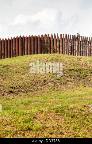 Mur de piquets en bois sur de vieux rempart Kremlin en Russie, Dmitrov Banque D'Images