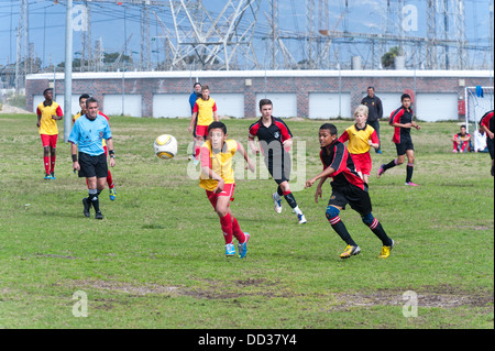 U15B les joueurs de football en action jouant un match international de Cape Town, Afrique du Sud Banque D'Images