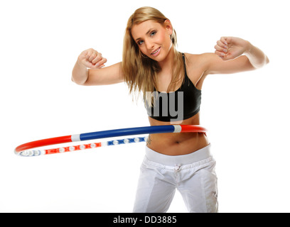 Jeune fille sportive faisant de l'exercice avec hula hoop. Femme Fitness isolated on white Banque D'Images