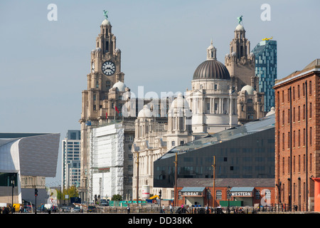 Une partie de l'Albert Dock et les Trois Grâces vu de la rivière Mersey à Liverpool, Capitale européenne de la Culture Banque D'Images