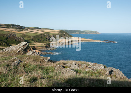 Voir l'est le long de la côte sud-ouest de Prawle Point sur sentier du littoral Banque D'Images