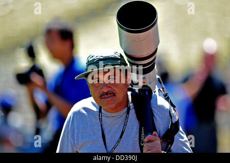 Los Angeles, CA, USA. Août 24, 2013. Los Angeles Times photographe Luis Sinco pendant le match de la Ligue Majeure de Baseball entre les Dodgers de Los Angeles et les Red Sox de Boston au Dodger Stadium.Louis Lopez/CSM/Alamy Live News Banque D'Images
