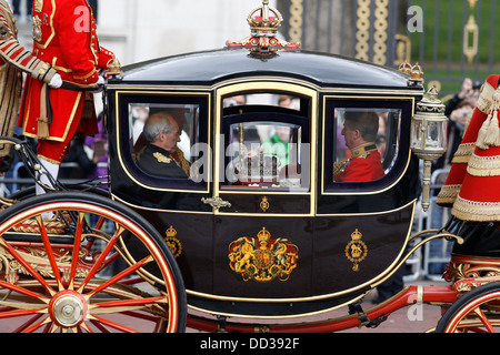 La couronne impériale quand la reine Elizabeth II, quitte le palais de Buckingham pour l'ouverture du Parlement le 8 mai 2013 je Banque D'Images