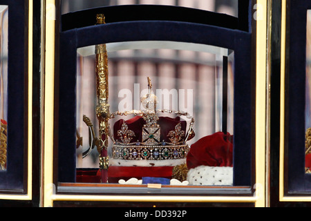 La couronne impériale quand la reine Elizabeth II, quitte le palais de Buckingham pour l'ouverture du Parlement le 8 mai 2013 je Banque D'Images