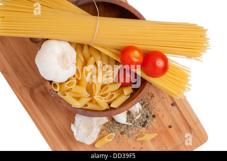 Conseil de cuisine avec des ingrédients pâtes crues isolated on white Banque D'Images