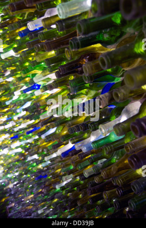 Multi-couleur des bouteilles en verre recyclé intégré à la construction inhabituelle à Westonbury Mill Gardens Banque D'Images