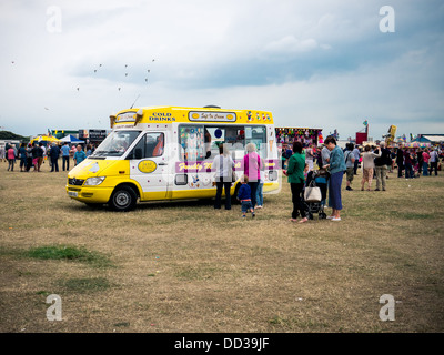 Familles attendent en ligne pour être servi dans une glace van pendant une journée nuageuse au Festival international de Cerf-volant de Southsea Banque D'Images