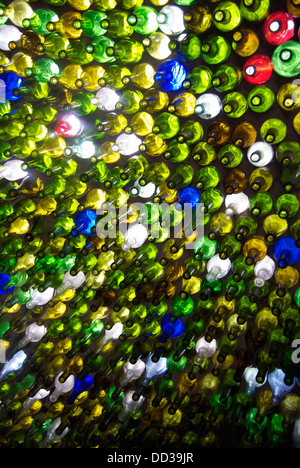 Multi-couleur des bouteilles en verre recyclé intégré à la construction inhabituelle à Westonbury Mill Gardens Banque D'Images