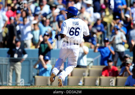 Los Angeles, CA, USA. Août 24, 2013. Los Angeles Dodgers Yasiel Puig fielder droit # 66 score dans la 8ème manche de la Ligue majeure de baseball pendant les match entre les Dodgers de Los Angeles et les Red Sox de Boston au Dodger Stadium.Les Red Sox de Boston vaincre les Dodgers de Los Angeles 4-2.Louis Lopez/CSM/Alamy Live News Banque D'Images