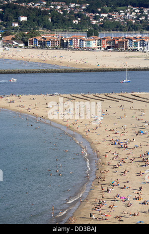 L'été sur la plage bondée Hondarribia dans le nord de l'Espagne avec l'embouchure de la rivière Bidasoa et Hendaye Plage en France dans l'arrière-plan Banque D'Images