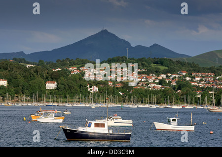 Bateaux et yachts amarrés sur la Bidassoa à Hendaye dans le Pays Basque Français frontière avec l'Espagne. Banque D'Images