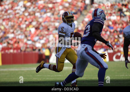 Samedi 24 Août, 20133, Redskins de Washington accueille les Bills de Buffalo au FedEx Field à Landover Maryland pour le troisième match d'avant saison. Redskins de Washington gagner 30-7. Redskins QB Pat White prend une haute pression et s'étend de la ligne 14 dans le but d'une touche vers le bas. Credit : Khamp Sykhammountry/Alamy Live News Banque D'Images