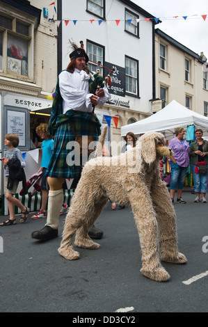 Les artistes de rue GRAND RORY & OCHIE les rues de l'itinérance au cours Brecon Brecon Jazz Festival 2013 Banque D'Images