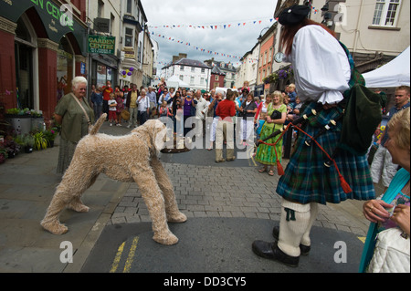 Les artistes de rue GRAND RORY & OCHIE les rues de l'itinérance au cours Brecon Brecon Jazz Festival 2013 Banque D'Images