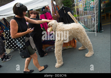 Les artistes de rue GRAND RORY & OCHIE les rues de l'itinérance au cours Brecon Brecon Jazz Festival 2013 Banque D'Images