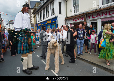 Les artistes de rue GRAND RORY & OCHIE les rues de l'itinérance au cours Brecon Brecon Jazz Festival 2013 Banque D'Images