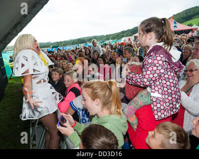 Pays de Galles Aberystwyth UK, samedi 24 août 2013 "peut-être", un GaGa Lady Gaga tribute act, avec ses fans lors de la deuxième journée de l'Hommage 2013 Grand Festival, festival de musique du Pays de Galles uniquement consacré aux couvertures des bandes. Week-end férié d'août 2013 Crédit photo : Keith morris/Alamy Live News Banque D'Images