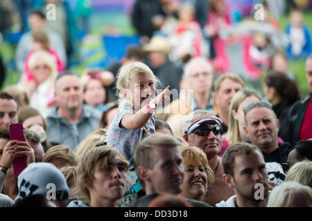 Pays de Galles Aberystwyth UK, samedi 24 août 2013 un jeune enfant profiter de la musique à la deuxième journée de l'Hommage 2013 Grand Festival, festival de musique du Pays de Galles uniquement consacré aux couvertures des bandes. Week-end férié d'août 2013 Crédit photo : Keith morris/Alamy Live News Banque D'Images