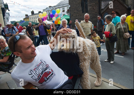Les artistes de rue GRAND RORY & OCHIE les rues de l'itinérance au cours Brecon Brecon Jazz Festival 2013 Banque D'Images
