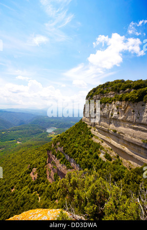 Falaises calcaires à Tavertet au réservoir Sau Collsacabra (parc naturel), en Catalogne (Espagne) Banque D'Images