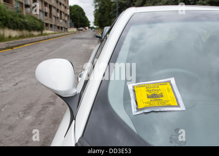 Ticket de parking attaché à stationnés illégalement voiture sur rue calme à Sheffield, South Yorkshire Banque D'Images