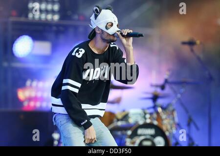 Le rappeur allemand Cro donne un concert à l'Perger à Hambourg, Allemagne, 24 août 2013. Photo : Malte Chrétiens Banque D'Images