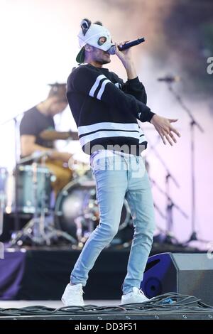 Le rappeur allemand Cro donne un concert à l'Perger à Hambourg, Allemagne, 24 août 2013. Photo : Malte Chrétiens Banque D'Images