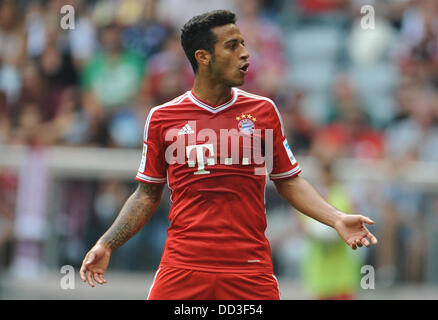 Munich, Allemagne. Août 24, 2013. Munich, Thiago Alcantara est représenté au cours de la Bundesliga match FC Bayern Munich et 1. FC Nuremberg à l'Allianz Arena de Munich, Allemagne, 24 août 2013. Photo : Andreas GEBERT/dpa/Alamy Live News Banque D'Images