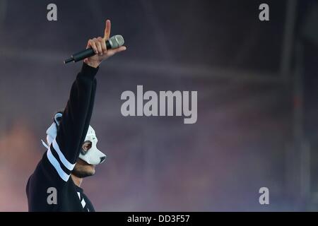 Le rappeur allemand Cro donne un concert à l'Perger à Hambourg, Allemagne, 24 août 2013. Photo : Malte Chrétiens Banque D'Images