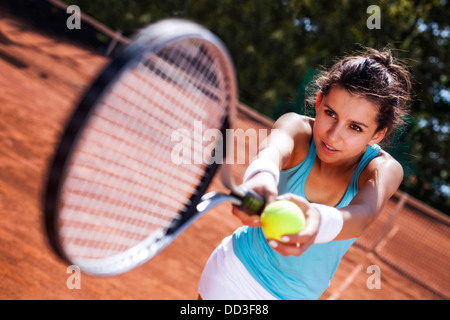 Jeune fille attraper une balle de tennis dans un beau jour Banque D'Images