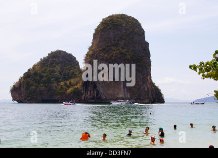 Les gens nagent à Hat Phra Nang Railay dans avec Happy Island dans l'arrière du terrain. Banque D'Images