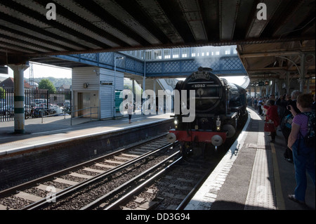 Tornado Train à vapeur arrive avec "les cathédrales Express" à la gare de Lewes, dans le Sussex Banque D'Images