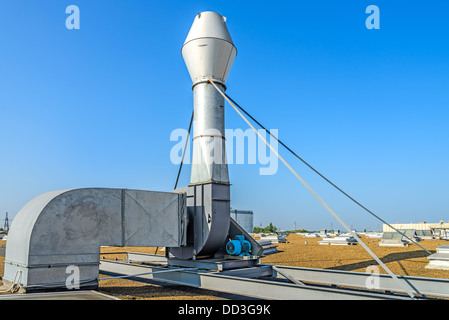 L'usine de ventilation sur un toit d'usine Banque D'Images