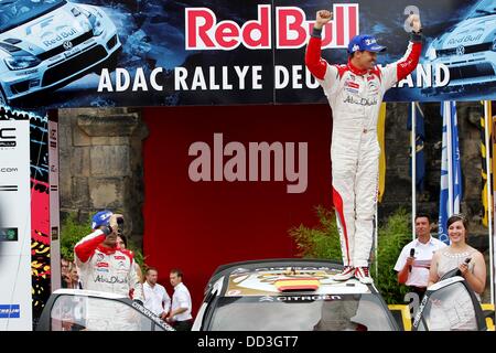 L'Espagnol Dani Sordo pilote de rallye (R) et son co-pilote Carlos del Barrio célébrer remportant l'ADAC Rallye Deutschland Rally (allemand) de la FIA World Rally Championships à Trèves, Allemagne, 25 août 2013. Photo : THOMAS FREY Banque D'Images