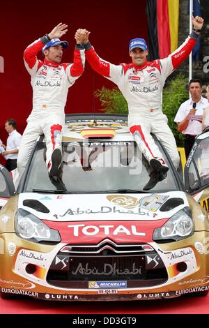 L'Espagnol Dani Sordo pilote de rallye (R) et son co-pilote Carlos del Barrio célébrer remportant l'ADAC Rallye Deutschland Rally (allemand) de la FIA World Rally Championships à Trèves, Allemagne, 25 août 2013. Photo : THOMAS FREY Banque D'Images