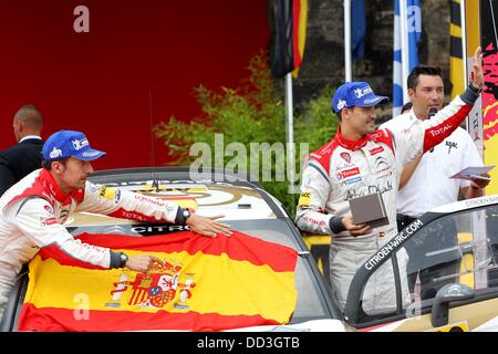 L'Espagnol Dani Sordo pilote de rallye (R) et son co-pilote Carlos del Barrio célébrer remportant l'ADAC Rallye Deutschland Rally (allemand) de la FIA World Rally Championships à Porta Nigra de Trèves, Allemagne, 25 août 2013. Photo : THOMAS FREY Banque D'Images
