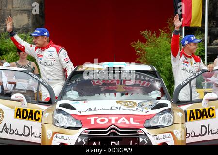 Pilote de rallye finlandais Mikko Hirvonen et Jarmo Lehtinen célébrer terminant troisième à l'ADAC Rallye Deutschland Rally (allemand) de la FIA World Rally Championships à Porta Nigra de Trèves, Allemagne, 25 août 2013. Photo : THOMAS FREY Banque D'Images
