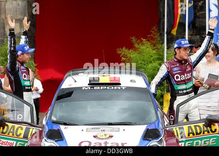 Pilote de rallye belge Thierry Neuville (R) et son co-pilote Nicolas Gilsoul célébrer terminant deuxième à la cérémonie de la victoire de l'ADAC Rallye Deutschland Rally (allemand) de la FIA World Rally Championships à Porta Nigra de Trèves, Allemagne, 25 août 2013. Photo : THOMAS FREY Banque D'Images