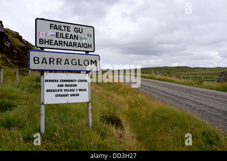 Panneau de bienvenue à l'île de Bernera juste après le grand pont Bernera Western Isles Scotland UK Banque D'Images