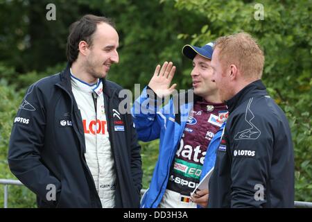 Rallye Polonais Robert Kubica (L), son co-pilote Maciej Baran et pilote belge Nicolas Gilsoul (C) sont présentés après une spéciale de l'ADAC Rallye Deutschland Rally (allemand) de la du FIA World Rally Championships près de Leiwein, Allemagne, 25 août 2013. Photo : THOMAS FREY Banque D'Images