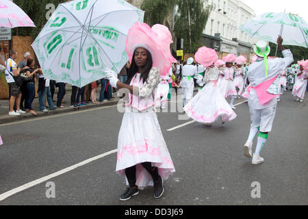 Londres, Royaume-Uni. Août 25, 2013. Street dancers performing au carnaval. La plus grande fête de rue annuelle le carnaval de Notting Hill débute comme interprètes en costumes lumineux parade dans les rues de l'ouest de Londres. Le Notting Hill Carnival devrait attirer jusqu'à un million de visiteurs qui viennent de faire l'expérience de la culture des Caraïbes pour l'alimentation et de la musique : Crédit amer ghazzal/Alamy Live News Banque D'Images