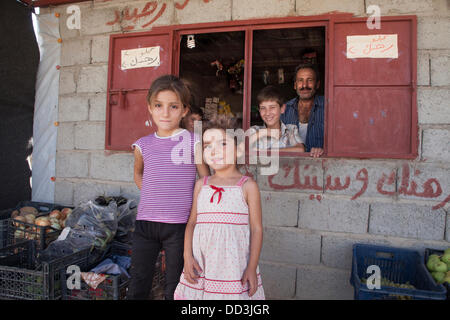 Camp de Réfugiés de Domiz, Duhok, Irak. Août 25, 2013. Syrian-Kurd les réfugiés. Dans cette photo d'un vendeur de fruits et sa famille. Il a construit sa propre maison et la boutique. Crédit : Francesco Gustincich/Alamy Live News Banque D'Images