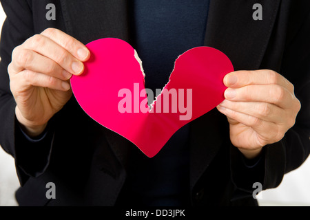 Libre d'une femme en train de détruire un coeur Banque D'Images