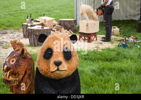 Jeu de Cheshire & Country Fair, UK, 24 août à 26 août 2013. Chainsaw figures sculptées à la 6e jeu Cheshire Tabley & Country Fair tiendra la Showground, Tabley, Knutsford, Cheshire, Royaume-Uni. Un événement qui attire des centaines d'exposants, championnats et concours prestigieux et les visiteurs de partout dans le Royaume-Uni. La sculpture sur bois, sciure, copeaux, bois, sculpteur, log, professionnel, travaillant, art, artiste, coupe, scie à chaîne, artwork fabriqués à partir de bois brut. Banque D'Images